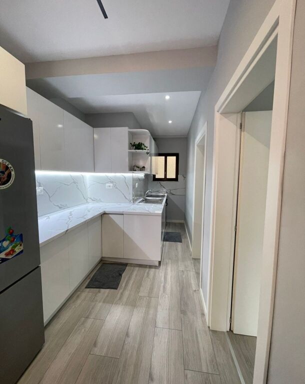 Shitet Apartament 2+1 – 21 Dhjetori, pranë Hotel Mondial