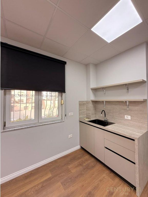Office space for rent in the center, opposite Toptani Center.