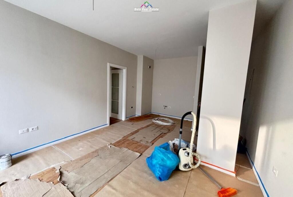 Zyre Me Qera Tek Komuna e Parisit (ID BZ2862) Tirane.