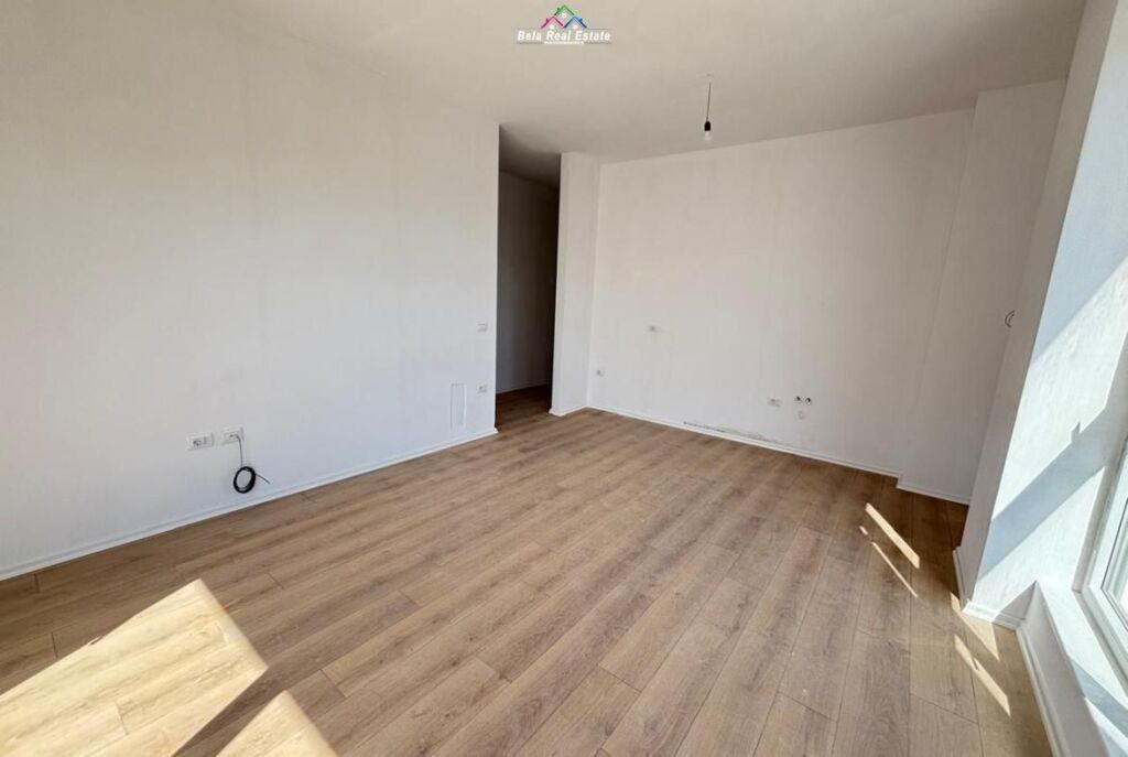 Zyre Me Qera Tek Komuna e Parisit (ID BZ2860) Tirane.