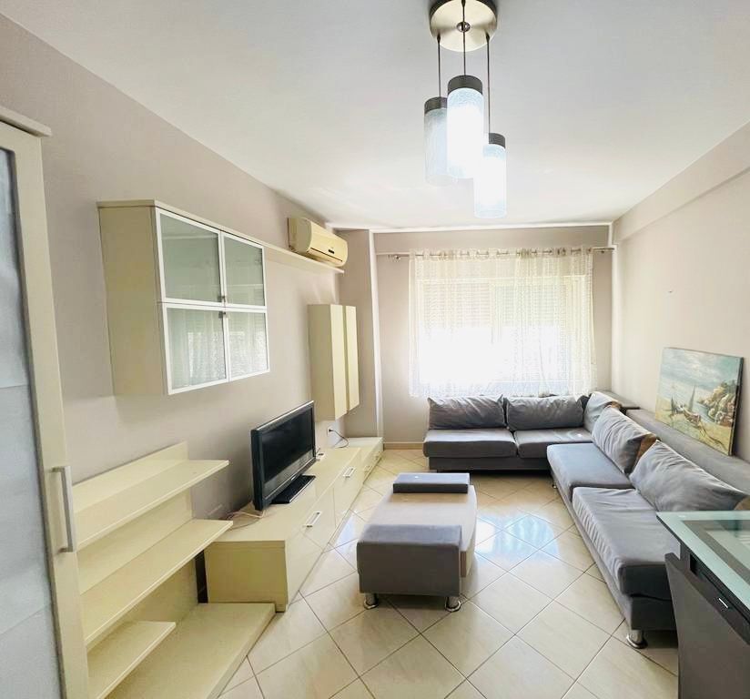 APARTAMENT 1+1 ME QIRA PRANË KOMPLEKSIT MAGNET – 21 DHJETORI