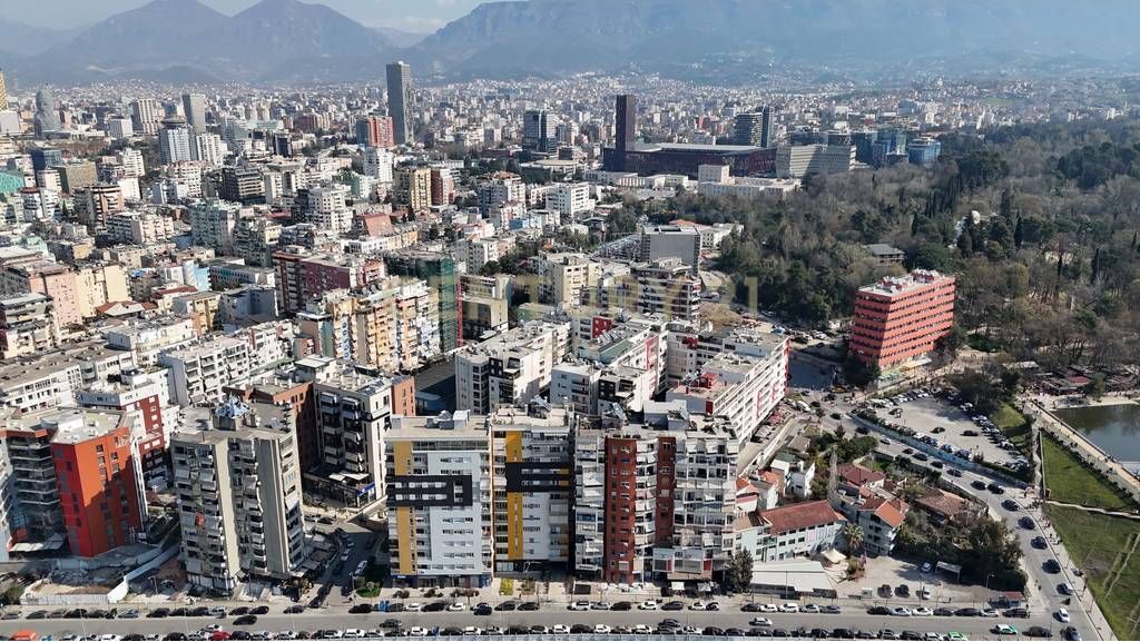 EXCLUSIVE – Apartment 2+1+2 with parking space for sale on Kosovareve Street, near the Artificial Lake of Tirana. 🏙️