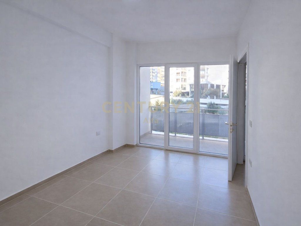 SHITET APARTAMENT 1+1 TEK RRUGA E KOSOVARVE BASHKE ME PARKIM