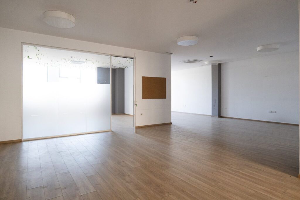 ZYRE PER QERA ALI DEMI 380 M2