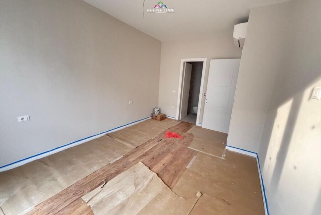 Zyre Me Qera Tek Komuna e Parisit (ID BZ2862) Tirane.
