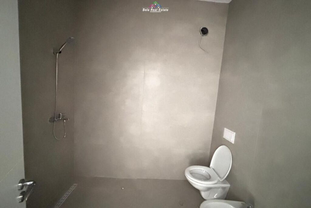 Zyre Me Qera Tek Komuna e Parisit (ID BZ2860) Tirane.