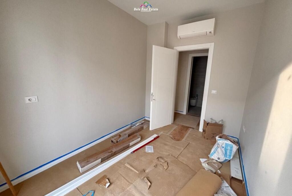 Zyre Me Qera Tek Komuna e Parisit (ID BZ2862) Tirane.