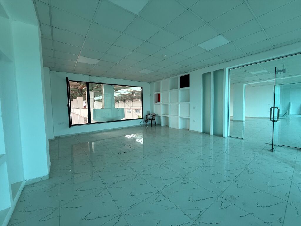 Kapanon Industrial Modern me Qira – Prush, Tiranë