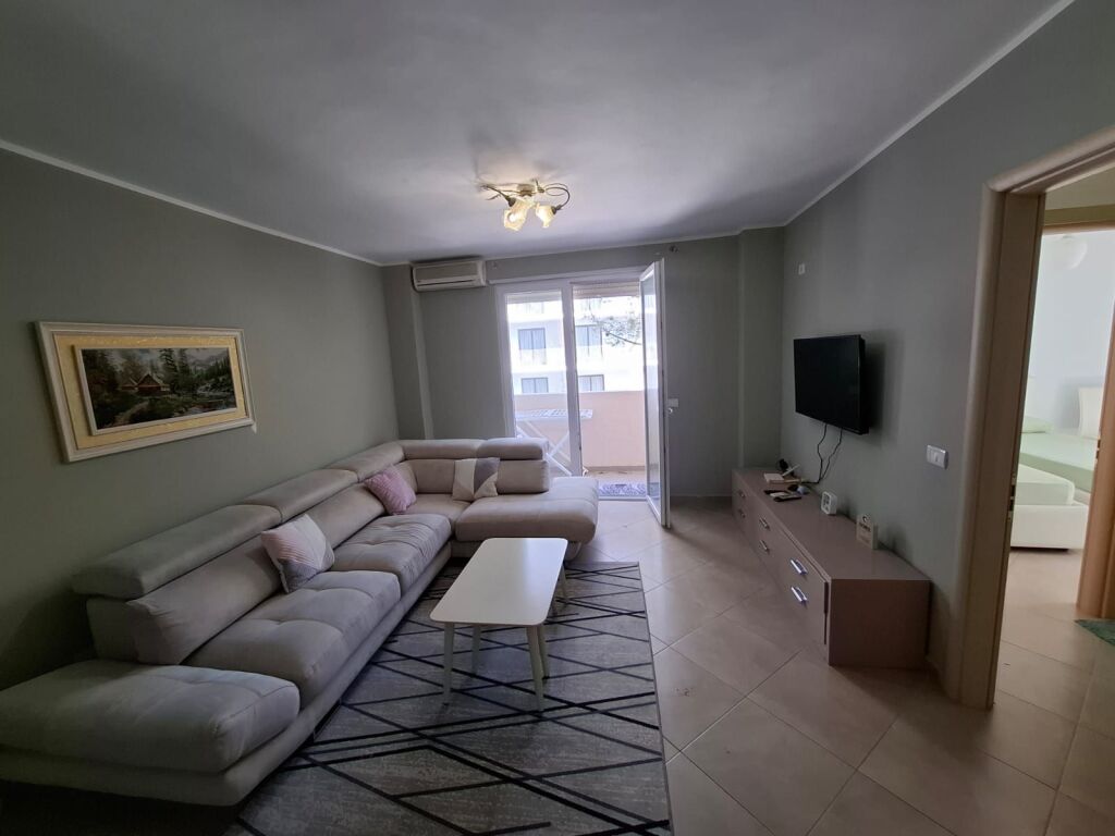 Shitet Apartament 2+1 Tek Shkembi i kavajes