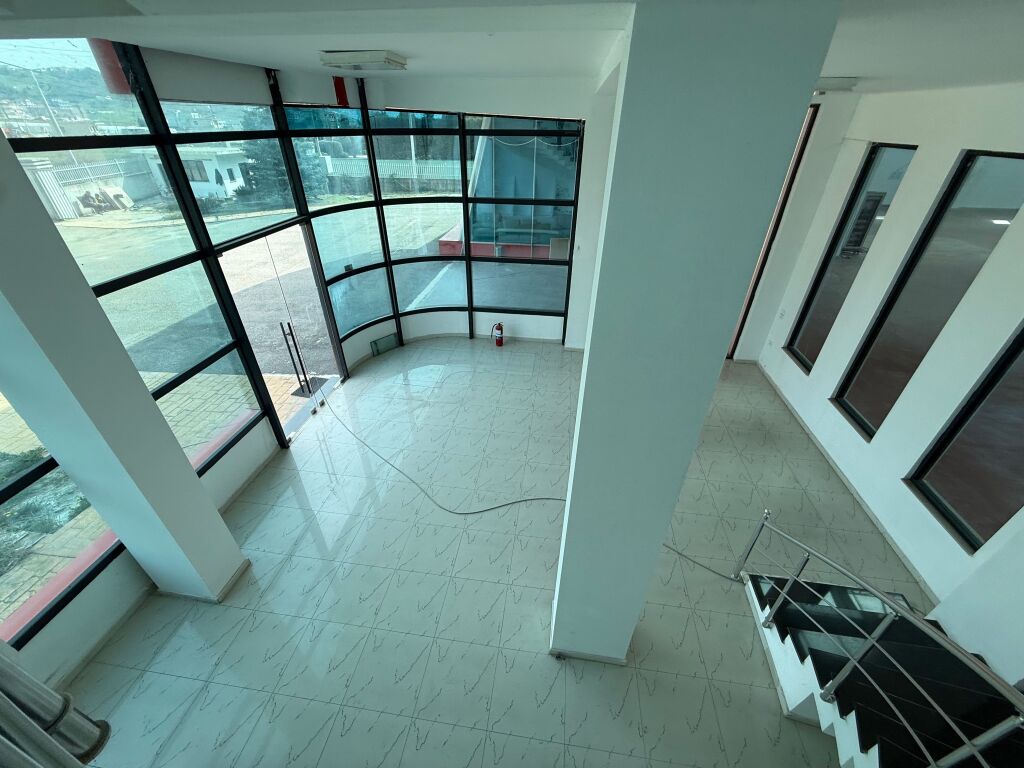 Kapanon Industrial Modern me Qira – Prush, Tiranë