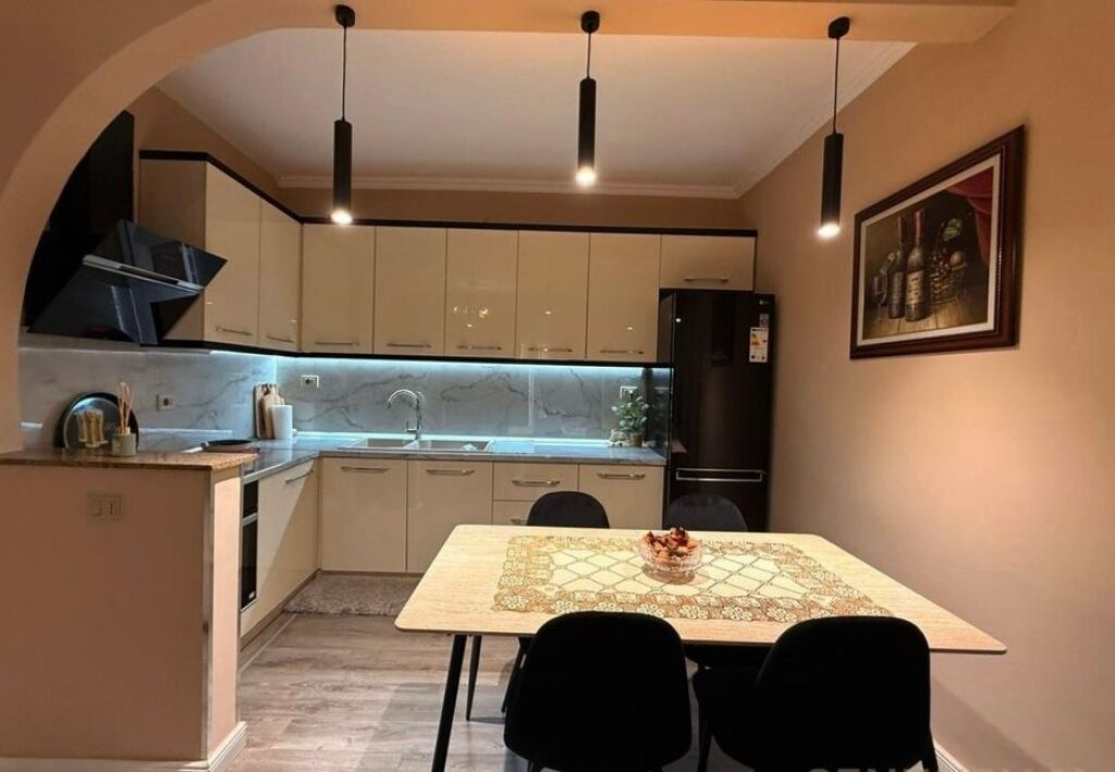 Appartamento 2+1 in affitto a Komuna e Parisit
