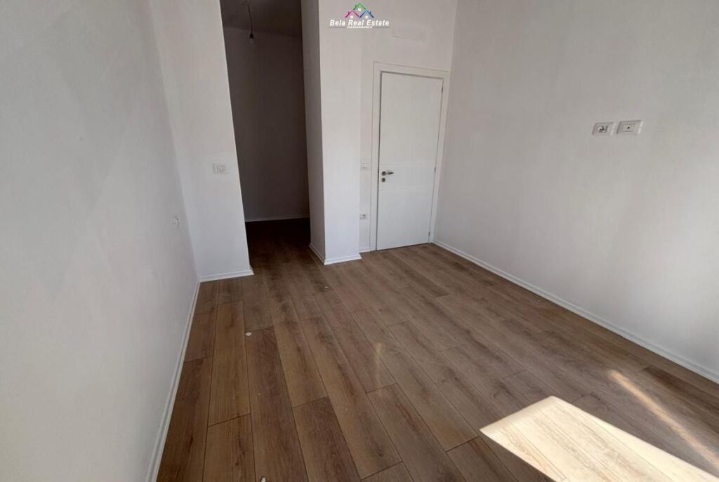 Zyre Me Qera Tek Komuna e Parisit (ID BZ2860) Tirane.