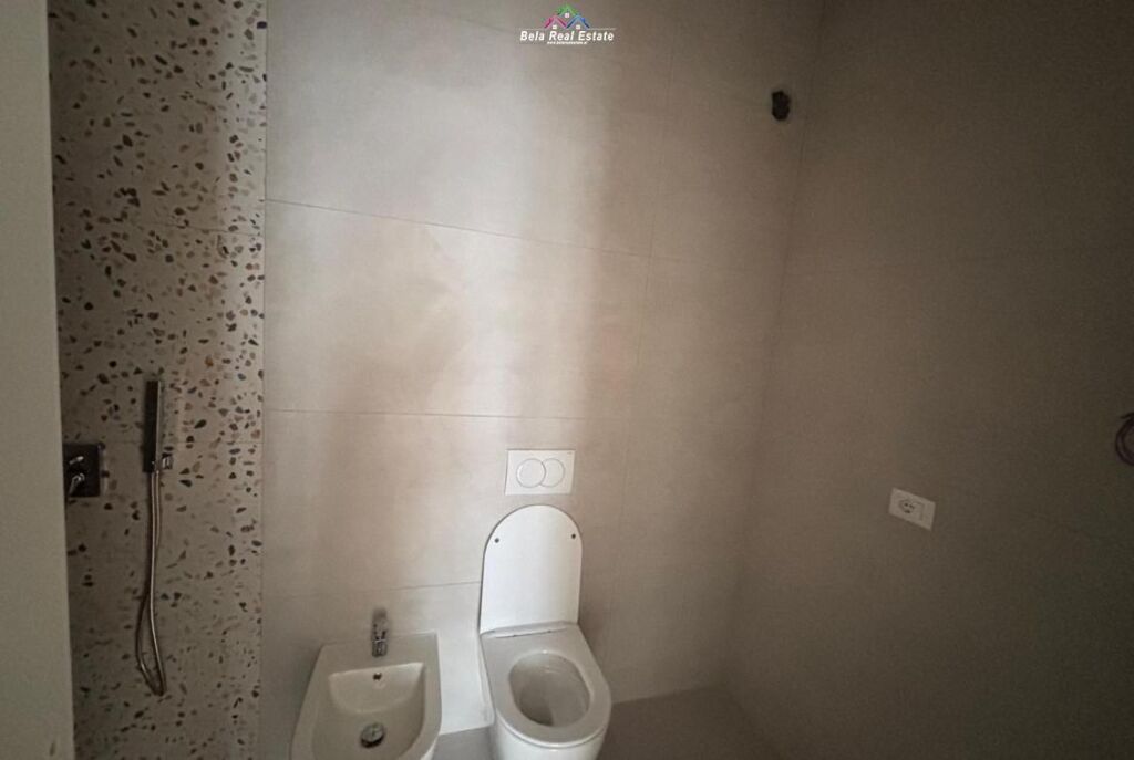 Zyre Me Qera Tek Komuna e Parisit (ID BZ2862) Tirane.