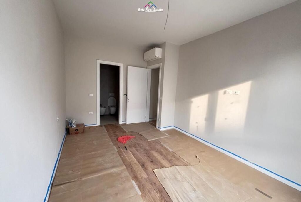 Zyre Me Qera Tek Komuna e Parisit (ID BZ2862) Tirane.