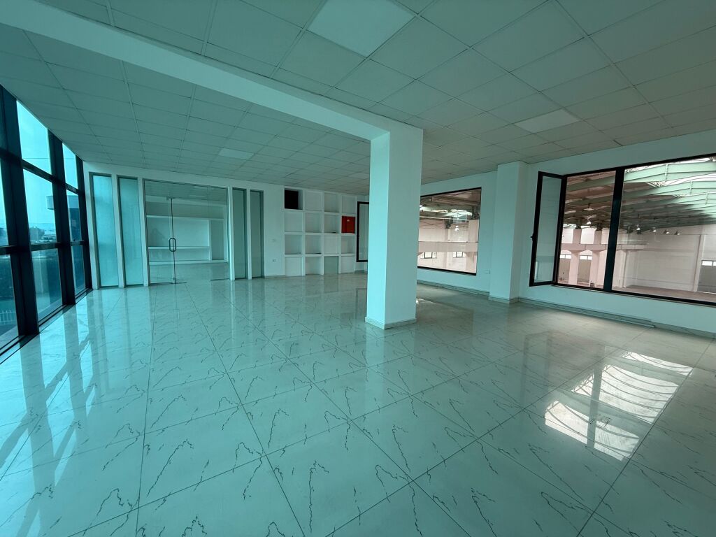 Kapanon Industrial Modern me Qira – Prush, Tiranë