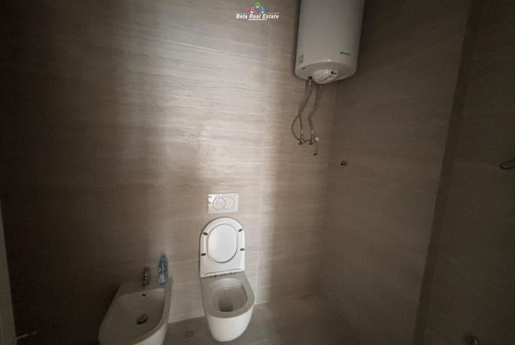 Zyre Me Qera Tek Komuna e Parisit (ID BZ2862) Tirane.