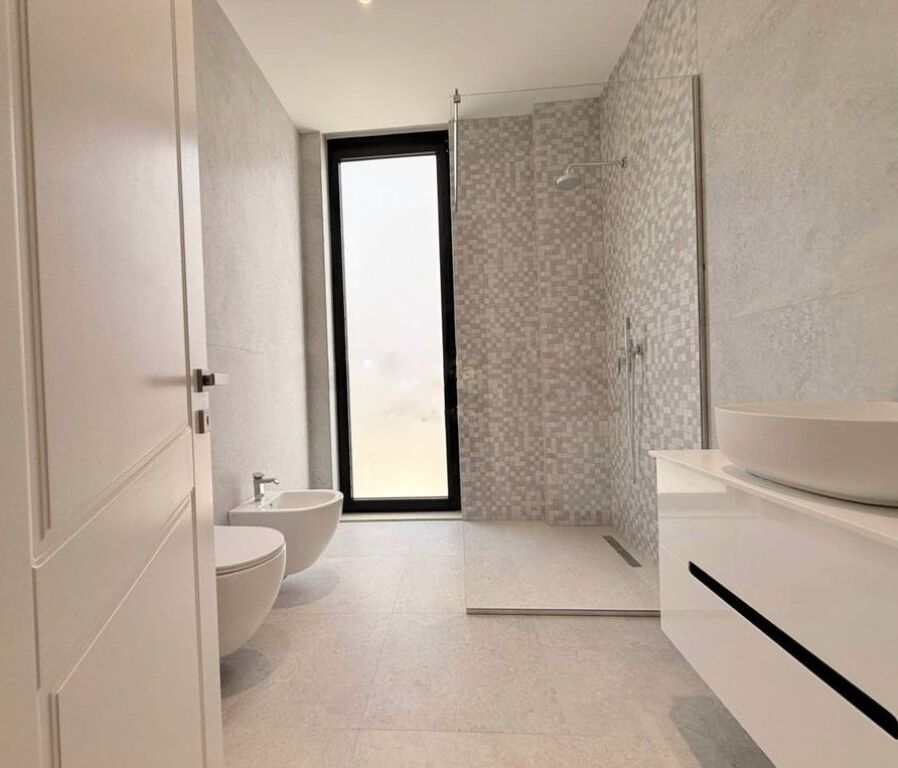 Vile luksoze me pishinë në Mjull Bathore për shitje, pranë Qendrës Tregtare TEG 980,000 €