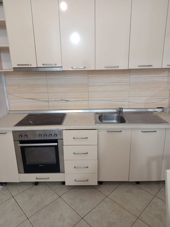 APARTAMENT 28000LEKE.RRUGA 5 MAJI.PRANE ODA BAR