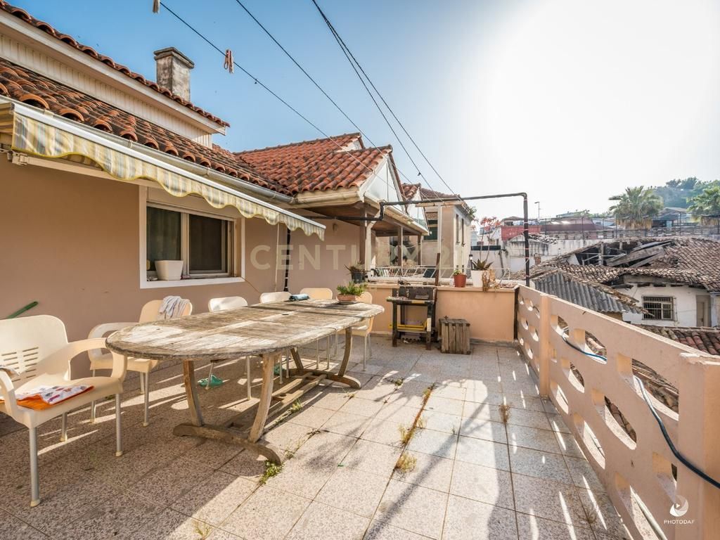 SHITET VILE ME 3 APARTAMENTE TE VECUARA  OBORR BASHKE ME 3 DYQANE I PERBASHKET NE BULEVARDIN EPIDAMN NE QENDER TE DURRESIT!