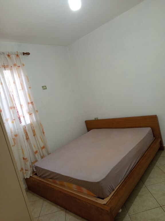 APARTAMENT 28000LEKE.RRUGA 5 MAJI.PRANE ODA BAR