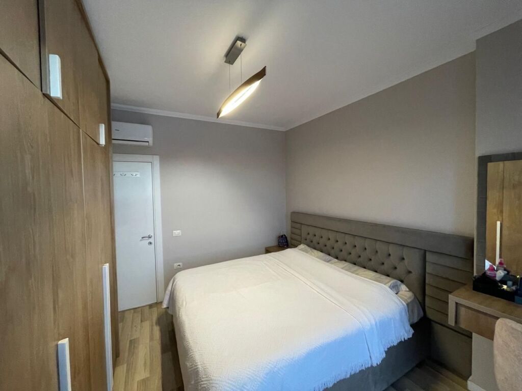 Shitet apartament 2+1 tek Farmacia 10