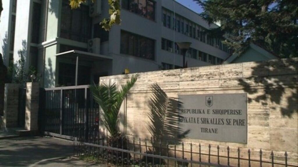 Zyrë në shitje përballë “Gjykatës së Rrethit Gjyqësor”