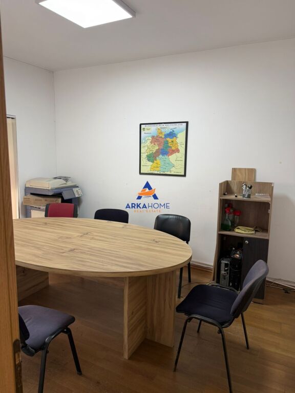 LOCALE IN AFFITTO 70M2 "VICINO ALLA STRADA PJETER BUDI" 50000 LEKE