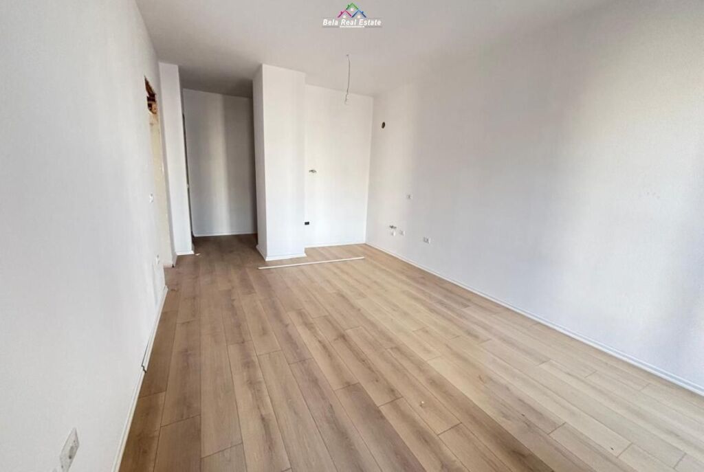 Zyre Me Qera Tek Komuna e Parisit (ID BZ2861) Tirane.