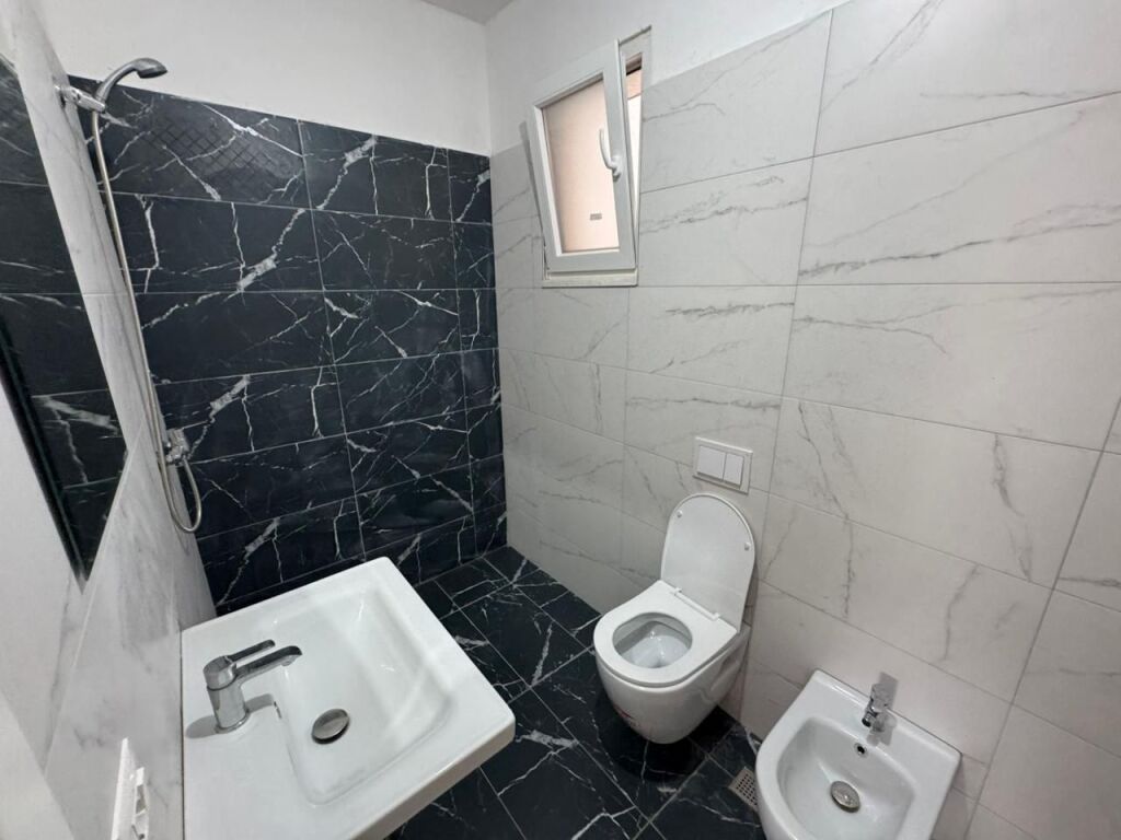 📣 QERA Apartament 2+1 Me 2 Tualete Dhe Ballkon 📍 Don Bosko, Prane Kompleksit "Fiori Di Bosco" ✨ 💶 Cmimi 60.000 Leke/Muaj