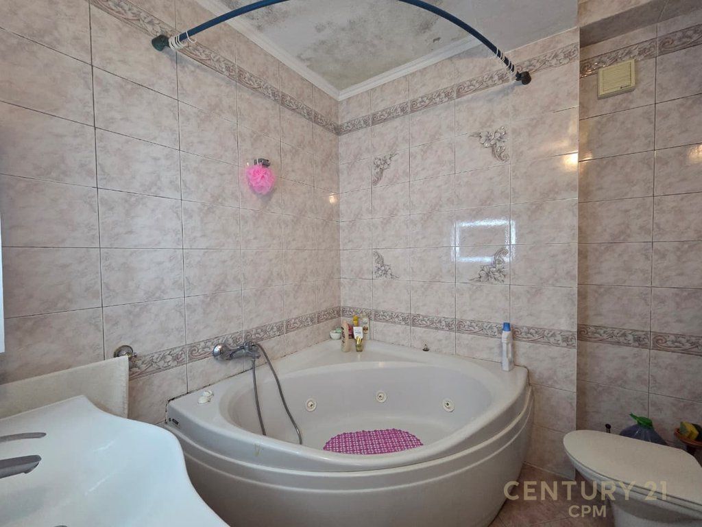 Shitet apartament 3+1 në zonën e Ish Bllokut, Tiranë