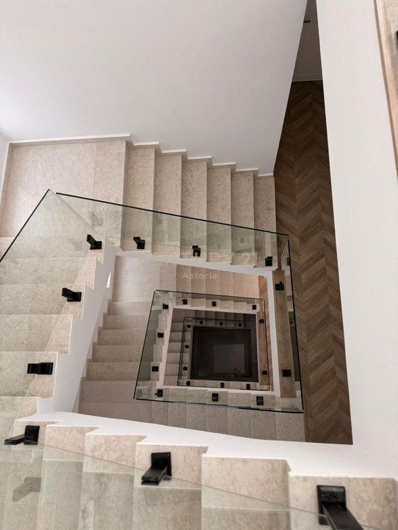 Vile luksoze me pishinë në Mjull Bathore për shitje, pranë Qendrës Tregtare TEG 980,000 € Sip. Totale  650m2  Sip. e brendshme  330m2