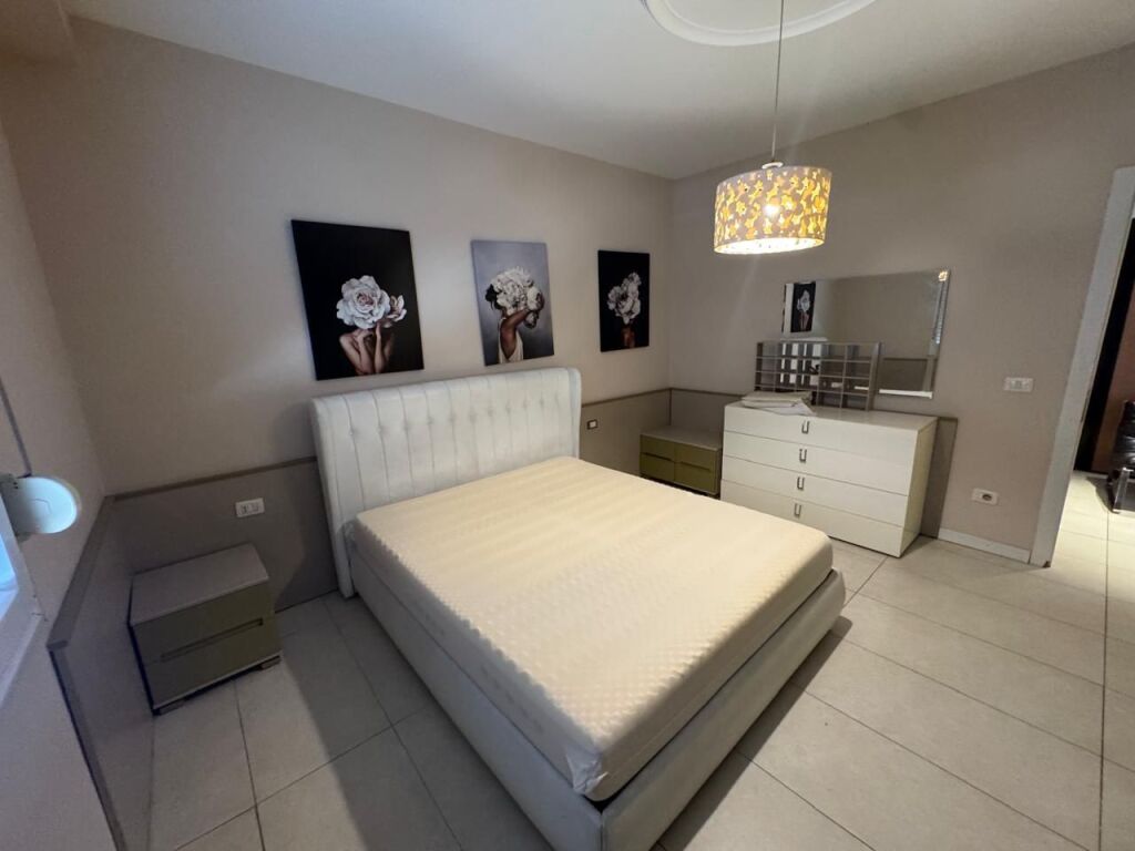 Shitet Apartament 1+1 prane Liqenit te Thate