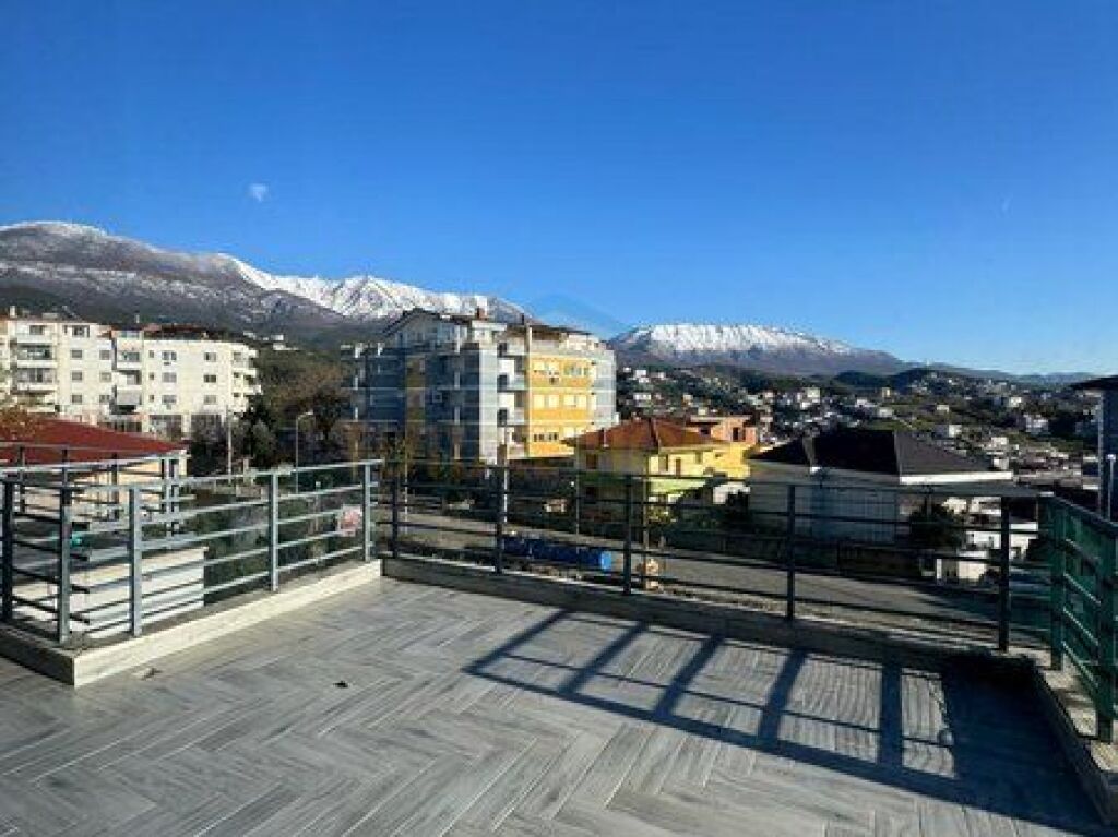 Shitet Apartament 2+1+2+ Verande, Shkozë