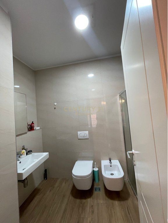 Jepet me qira apartament 2+1+2 me post parkimi në kompleksin Delijorgji