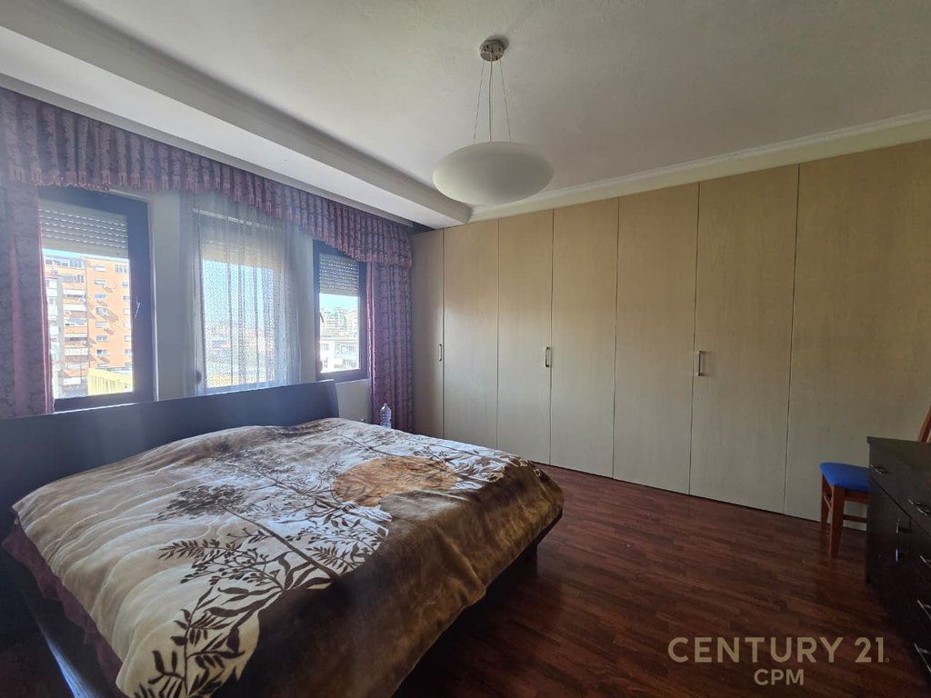 Shitet apartament 3+1 në zonën e Ish Bllokut, Tiranë