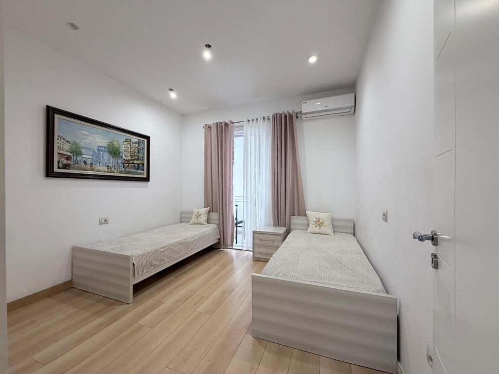 Shitet apartament 3+1+2 në Rrugën Mine Peza, pranë Kafe Flora.