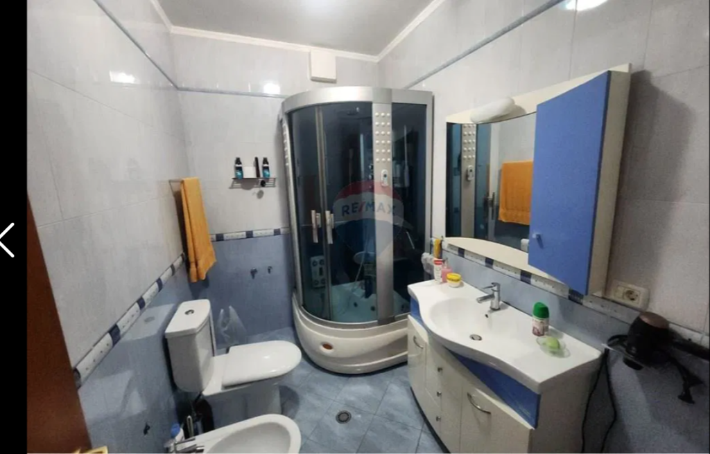 Apartament per shitje 3+1+2 tek Komuna e Parisit