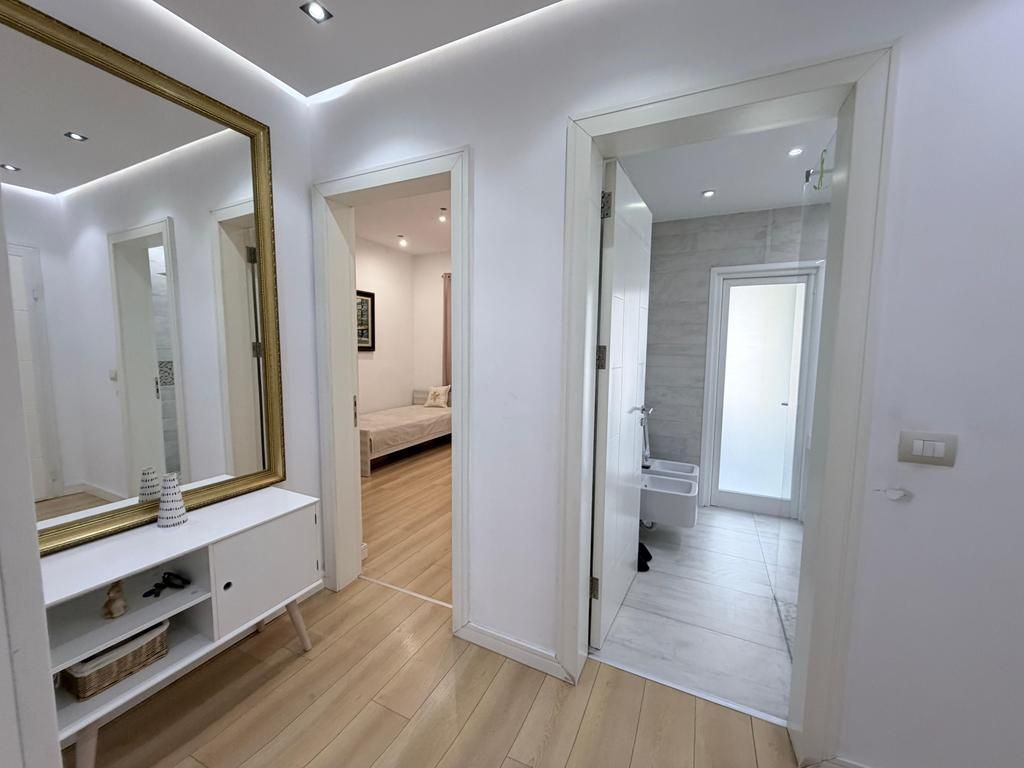 Shitet apartament 3+1+2 në Rrugën Mine Peza, pranë Kafe Flora.