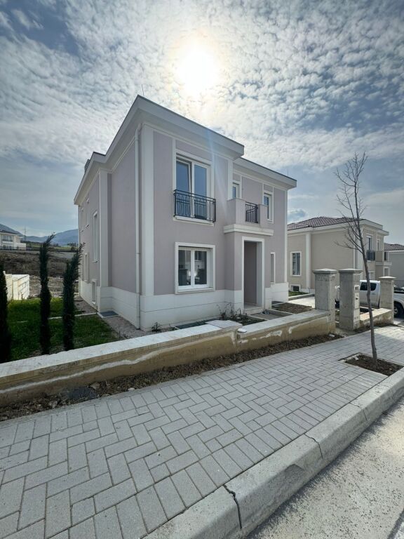 🏡 Vilë 3-Katëshe për Shitje – Collina Verde, pranë TEG