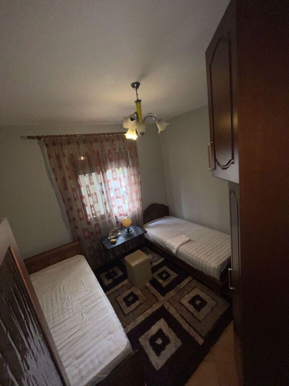 Apartament 2+1 me qira tek Komuna e Parisit!