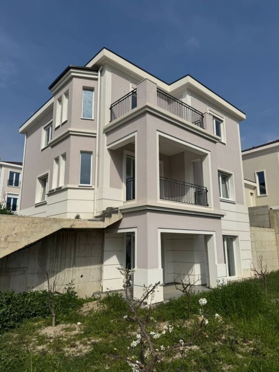🏡 Vilë 3-Katëshe për Shitje – Collina Verde, pranë TEG