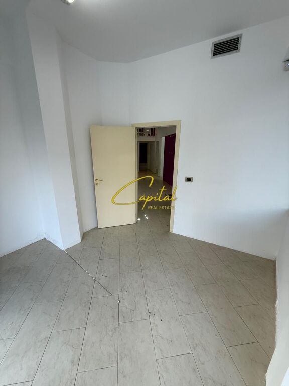 LOCALE COMMERCIALE IN VENDITA 147 M2 STRADA DI ELBASAN 530.000 EURO