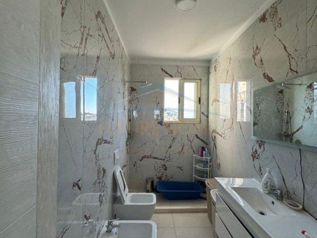 Shitet Apartament 2+1+2+ Verande, Shkozë