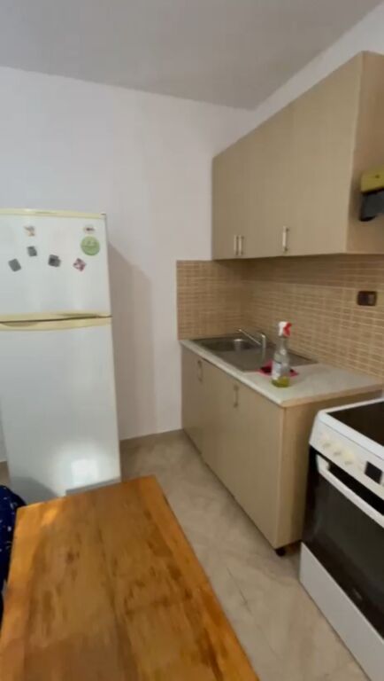 Monolocale in affitto, Scuola Vasil Shanto vicino ai Diplomatici 1  320 mila lek