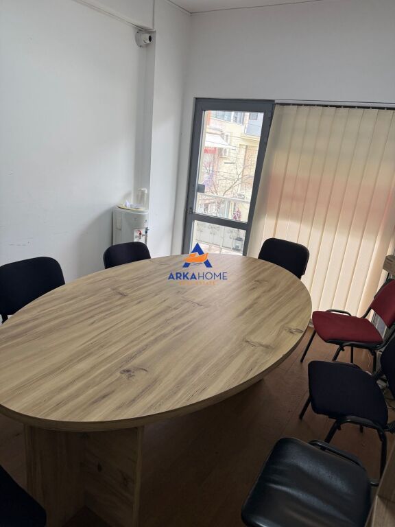 LOCALE IN AFFITTO 70M2 "VICINO ALLA STRADA PJETER BUDI" 50000 LEKE