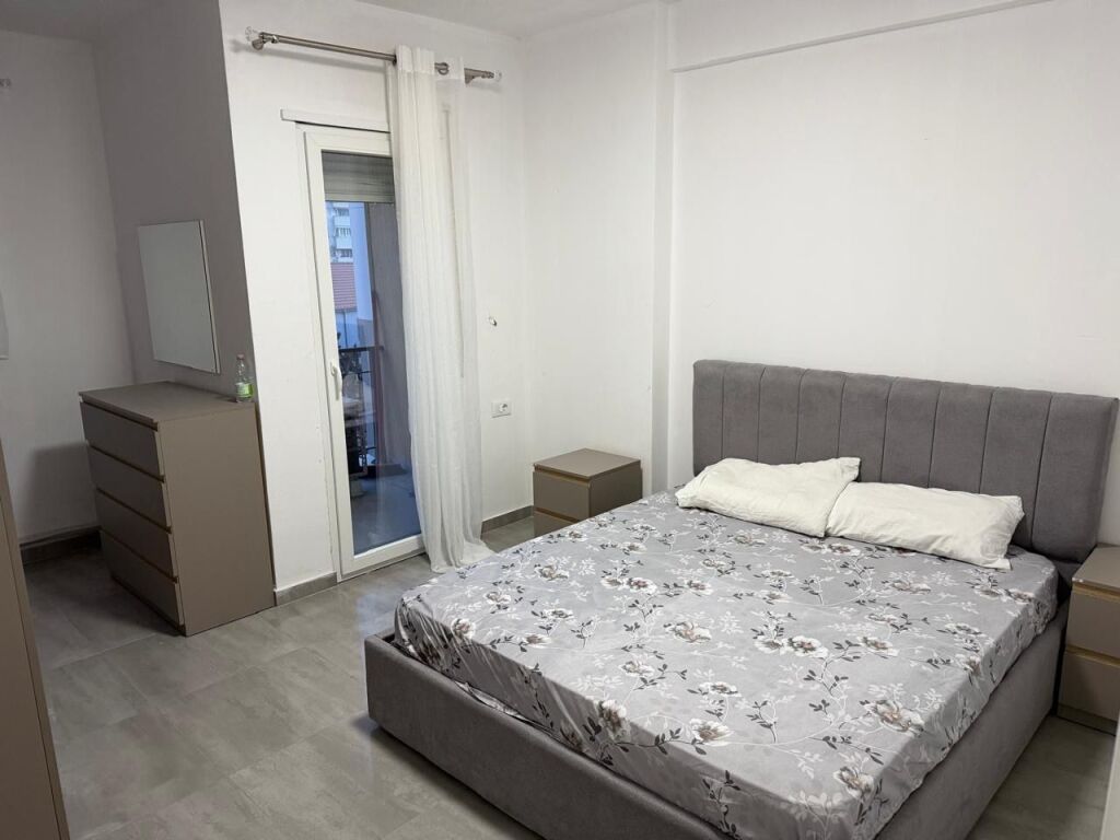 1+1 Me Qera, Sheshi Shqiponja, Mobilim i Ri
