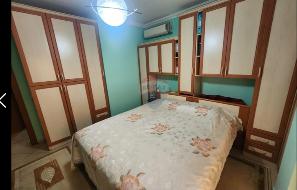 Apartament per shitje 3+1+2 tek Komuna e Parisit