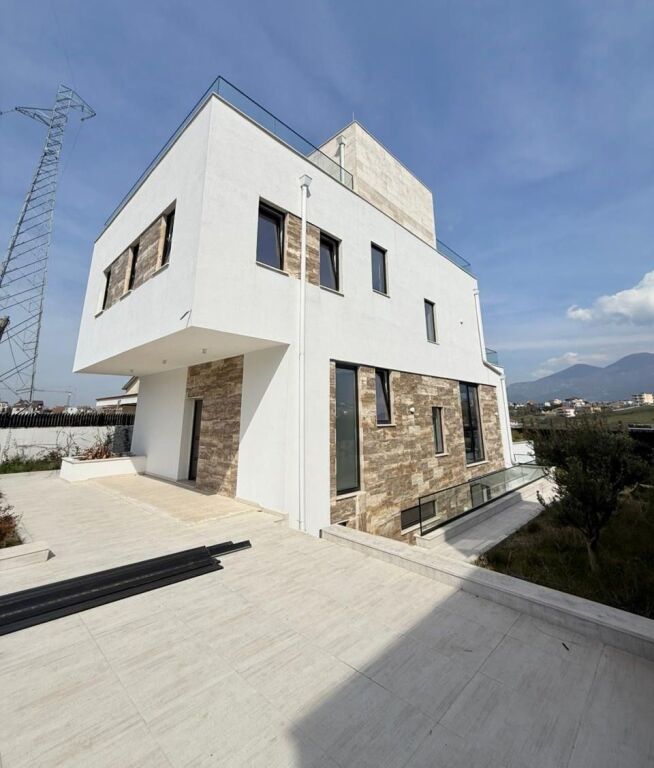 🏡 Vilë Luksoze me Pishinë për Shitje – Mjull Bathore, pranë TEG