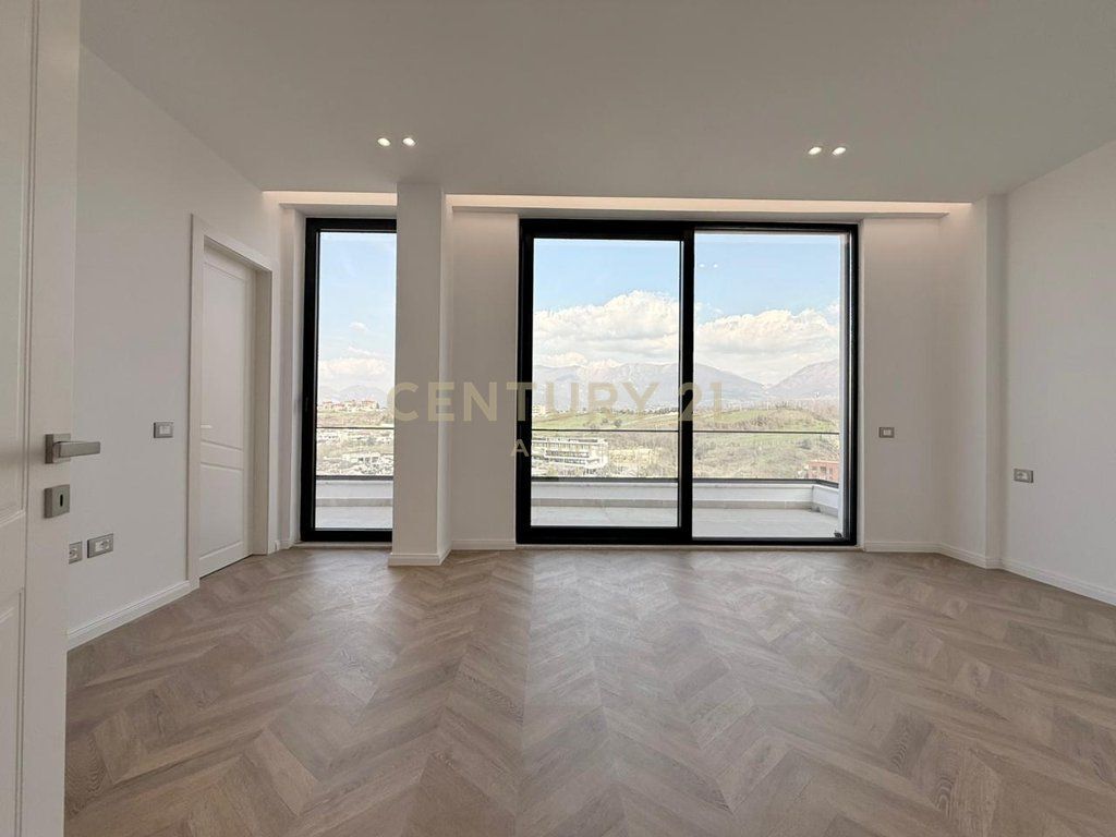 Vile luksoze me pishinë në Mjull Bathore për shitje, pranë Qendrës Tregtare TEG 980,000 € Sip. Totale  650m2  Sip. e brendshme  330m2