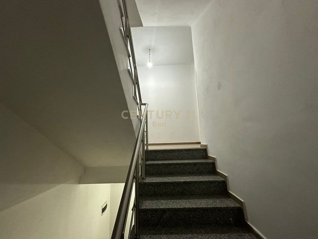 SHITET APARTAMENT 1+1 I MOBILUAR ME PAMJE DETI NE GOLEM, MALI ROBIT!